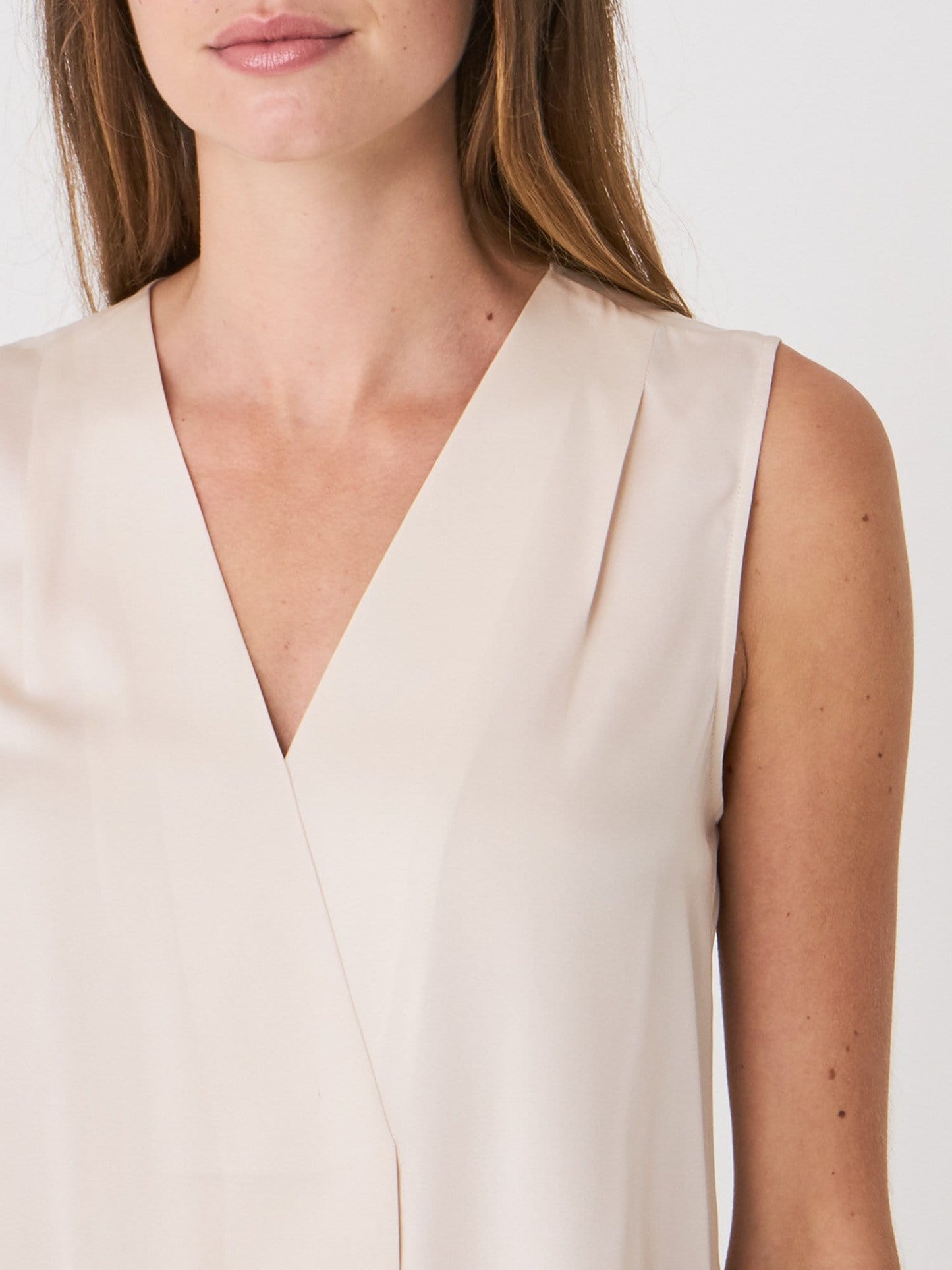 Repeat Cashmere Tops 36 Repeat Cashmere V-Neck top in Silk in powder