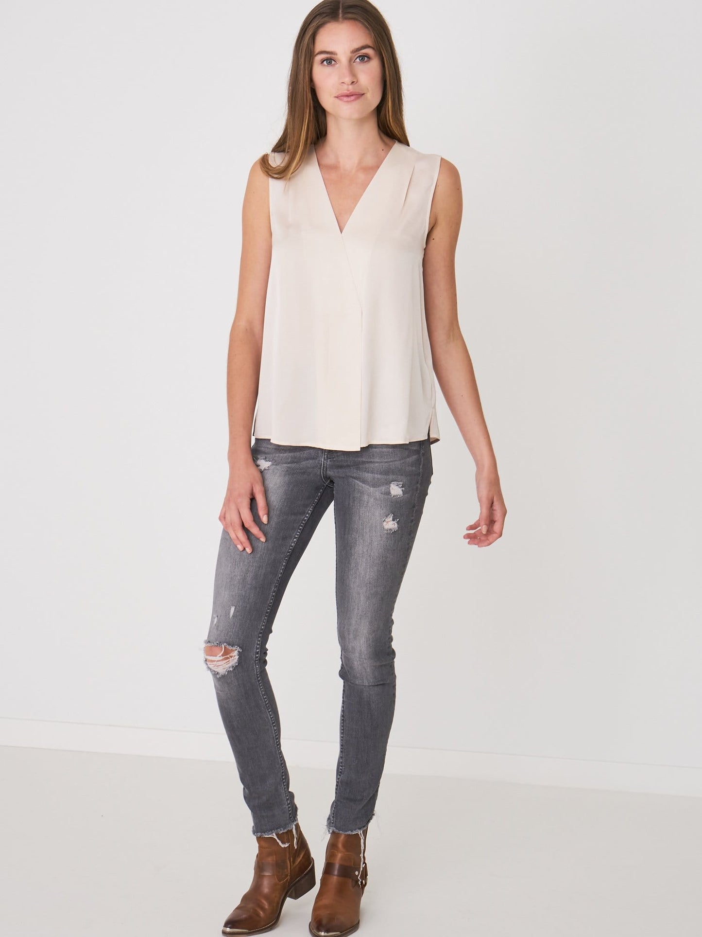 Repeat Cashmere Tops 36 Repeat Cashmere V-Neck top in Silk in powder